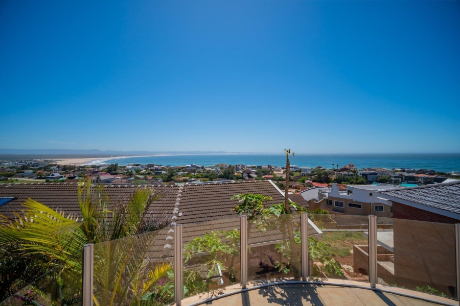 5 Bedroom Property for Sale in Wavecrest Eastern Cape